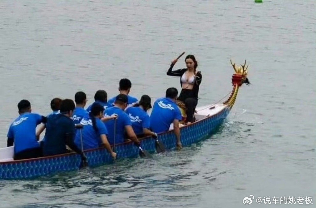 这才是龙舟正确的打开方式[哈哈]我感觉他们能一直划去太平洋……[doge]  ​