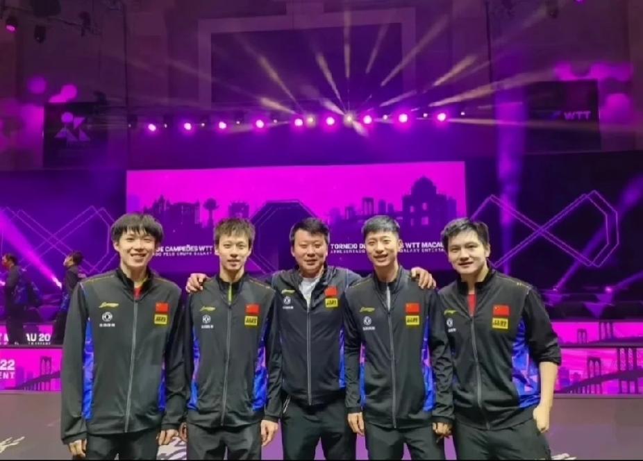 国乒的全家福，一眼都是青春与荣光✨
 
WTT澳门赛的这张合照，看得人心里暖暖的