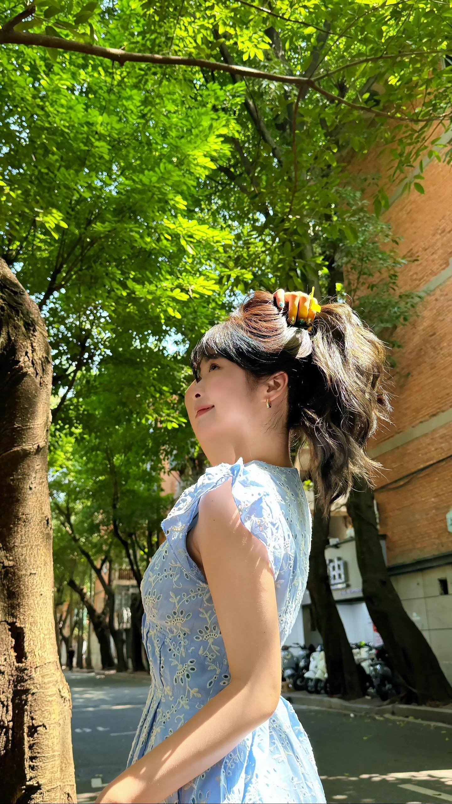 在玻璃窗上出现你的笑脸。