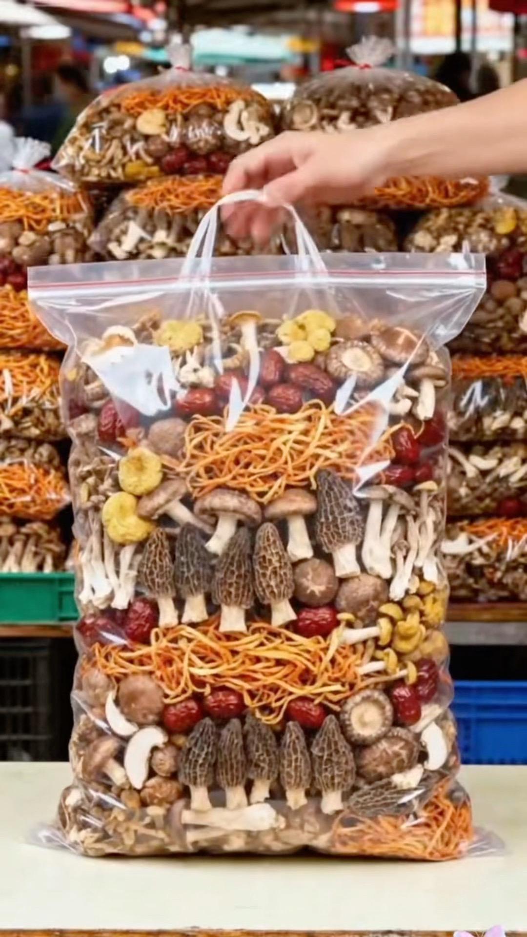 这才是正宗菌汤包，居然只要几块钱一包，我在超市买起码20以上了，营养又...