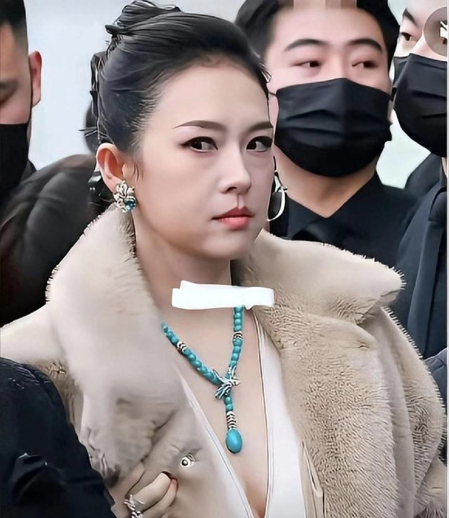 “章子怡怎么胖成这样了？”她的近照一曝光，章子怡近照 词条瞬间引爆热搜。镜头里的