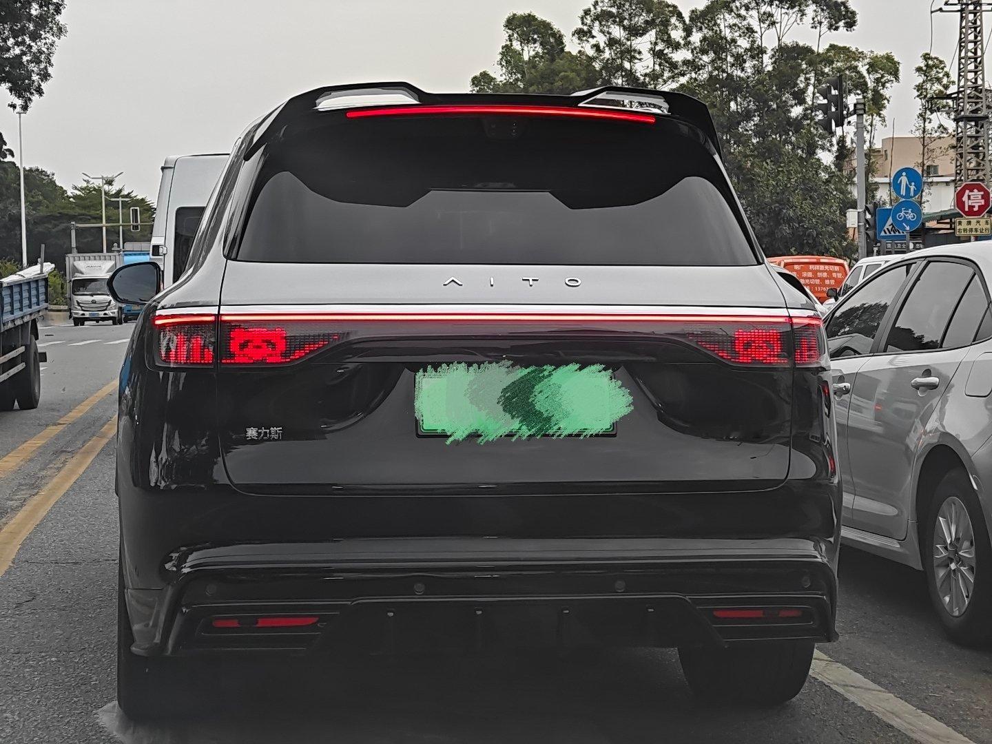 黑色问界M8贴了银色车顶，配上那个小尾翼，莫名感觉有点可爱是怎么回事？突然发现，