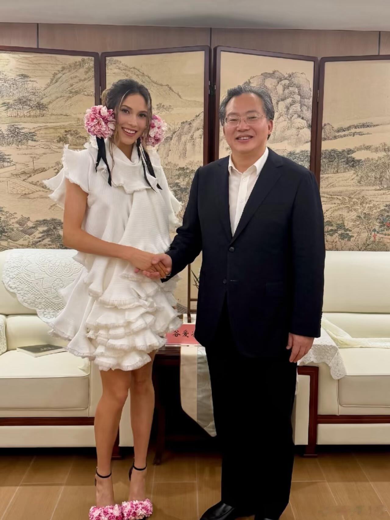 江苏市委书记会见谷爱凌走下红毯穿迪奥高定见领导第一人 ​​​