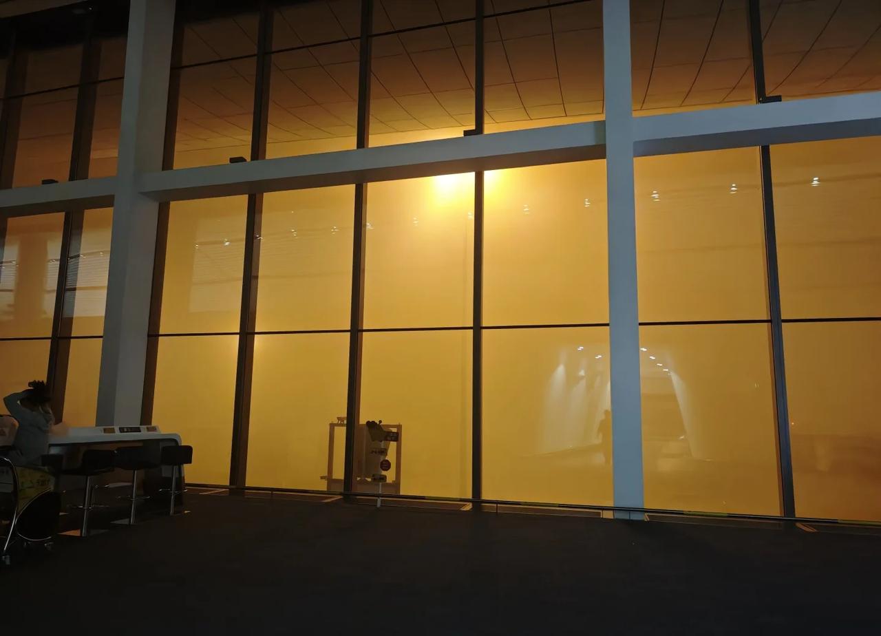 深夜 大兴机场窗外像在经历世界末日？
京津冀难得一见的大雾红色预警居然被我给赶上