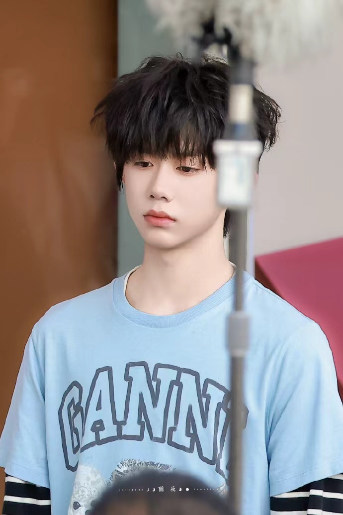 陈奕恒戴护膝陈奕恒蓝色系清爽look 陈奕恒蓝色系清爽look，陈奕恒这是戴好护