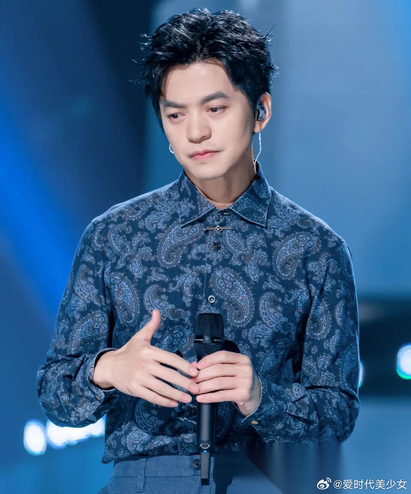 主持人问李健:“水木年华当初为什么拆伙了？”李健黯然神伤:“一言难尽，就是不自由