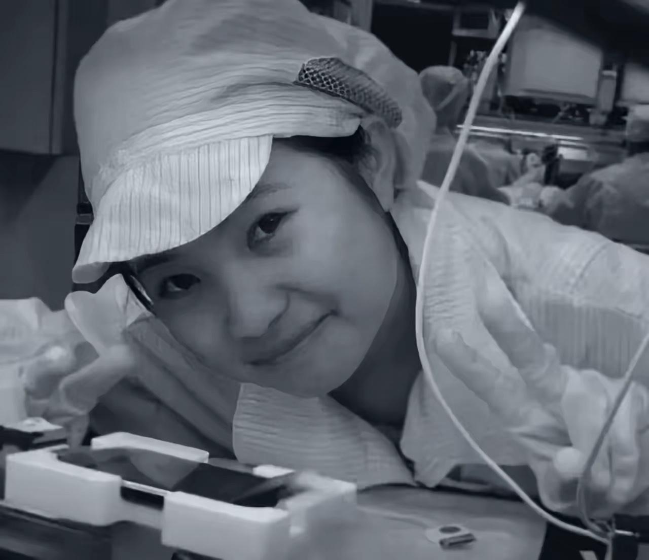 2008年，贵州有个妹子在富士康干活。她闲着没事用没做完的苹果手机拍照，拍完忘删