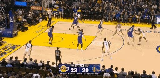 詹姆斯再次开创历史！第二次父子连线，布朗尼助攻詹姆斯扣篮得分。这和上次詹姆斯助攻