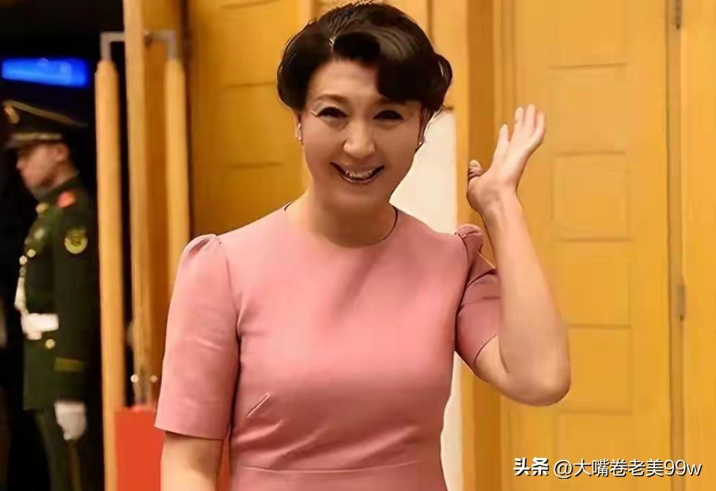 闫学晶事件告诉我们，啥叫“我捧你时你是个玻璃杯子，我不捧你时你就是玻璃碴子”。