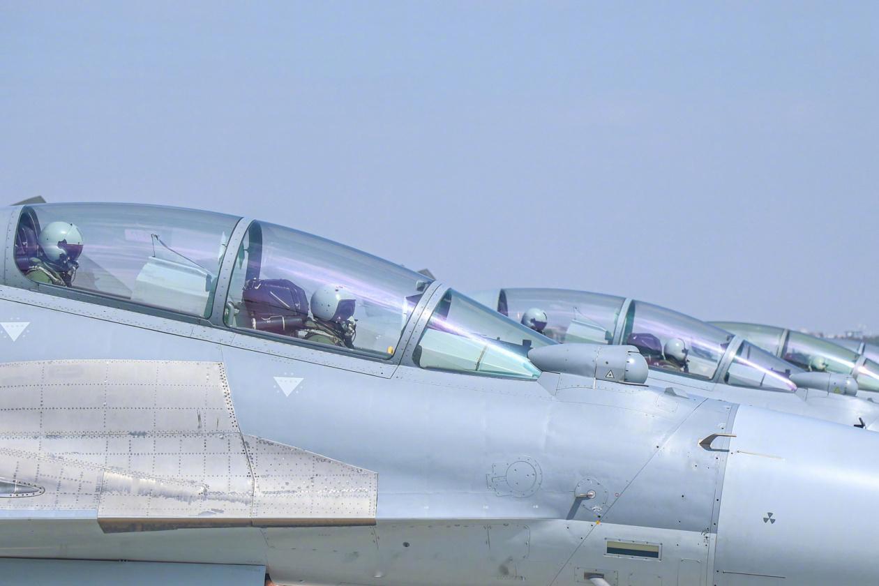 临近春节，东部战区空军航空兵某旅在复杂气象条件下开展实战化训练，锤炼飞行员作战本