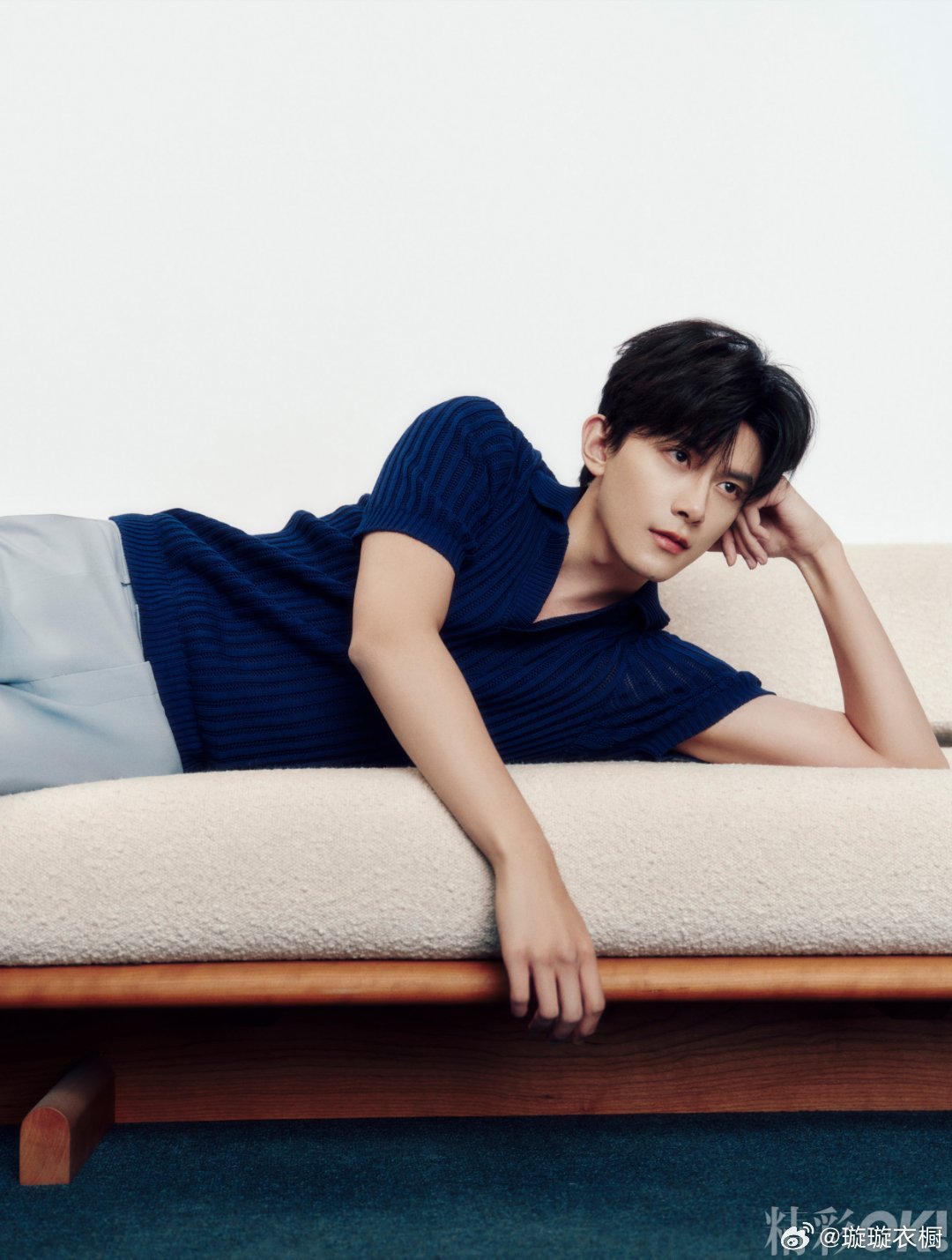 卡其风衣裹着春日絮语，OK封面定格心动轨迹。黑胶唱片旋转暧昧序曲，指尖缠绕成解不