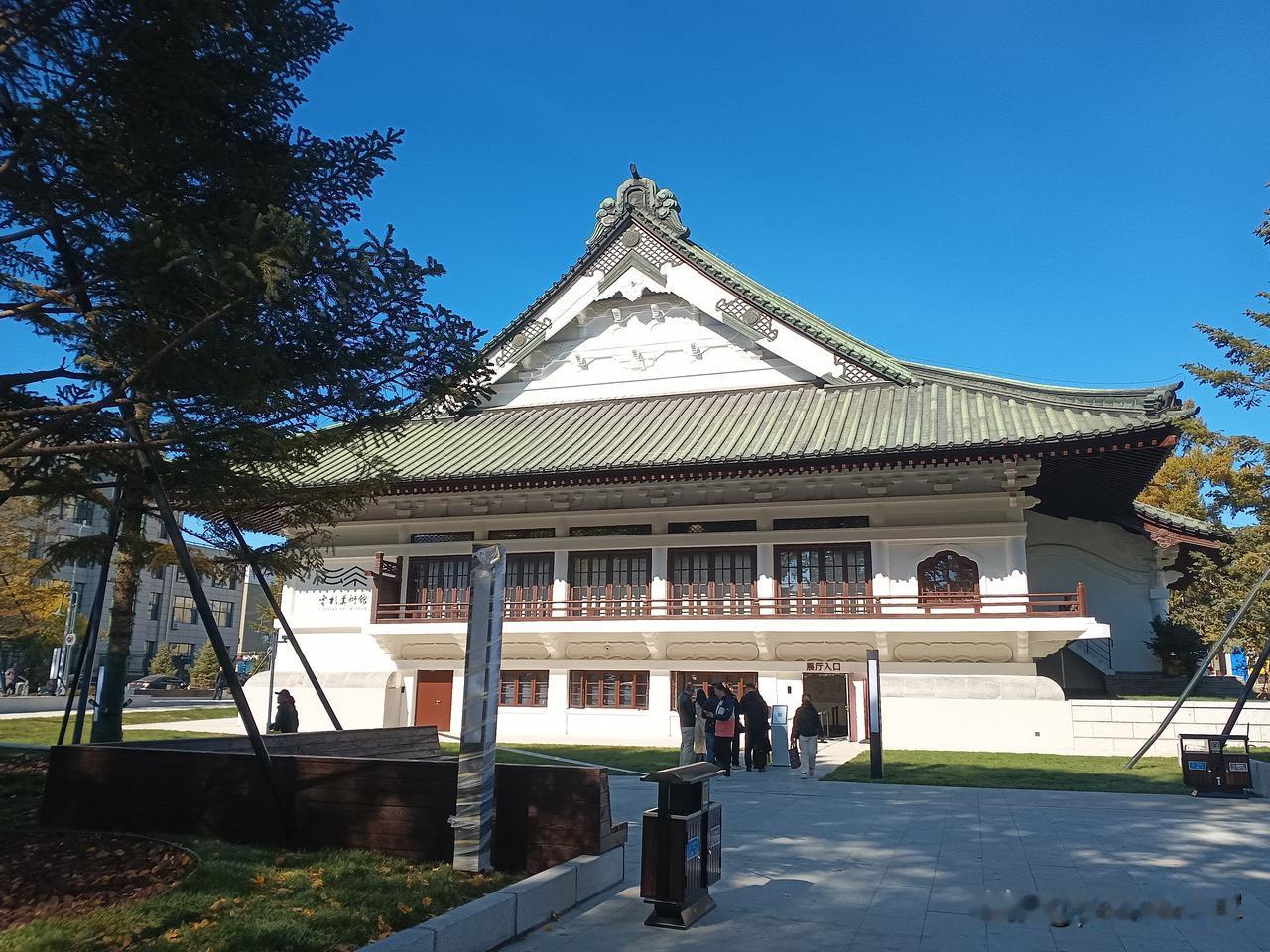 云杉美术馆
云杉美术馆的前身是1938年，日本侵华期间，日本东愿本寺派建立的寺庙