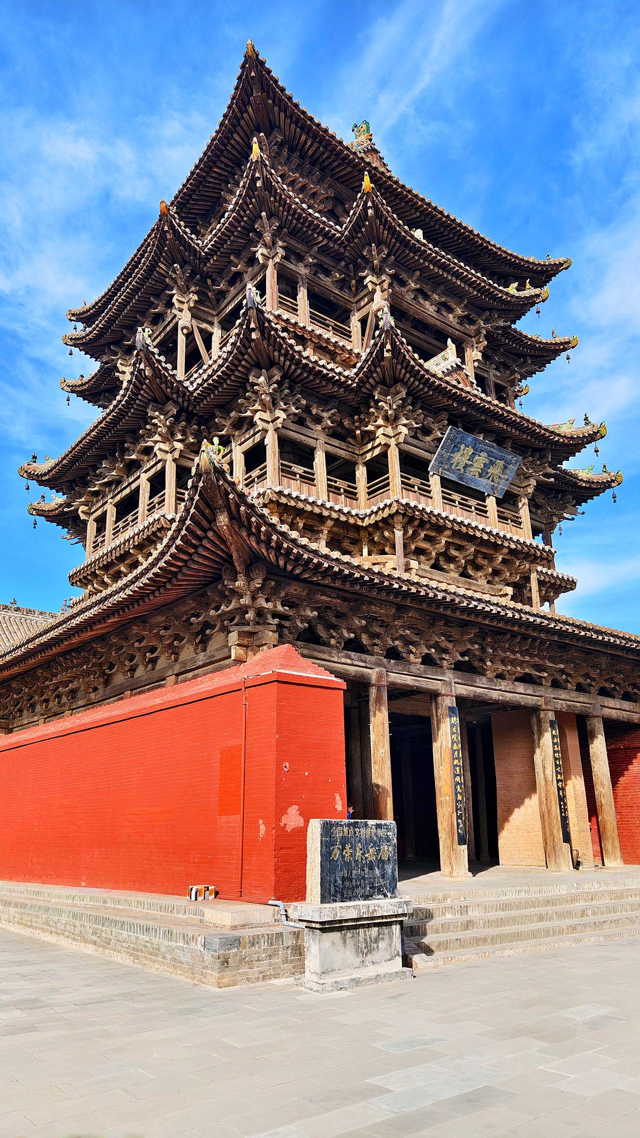 万荣“飞云楼”山西万荣飞云楼与应县木塔并称南楼北塔，被称为“中华第一木楼”
地址