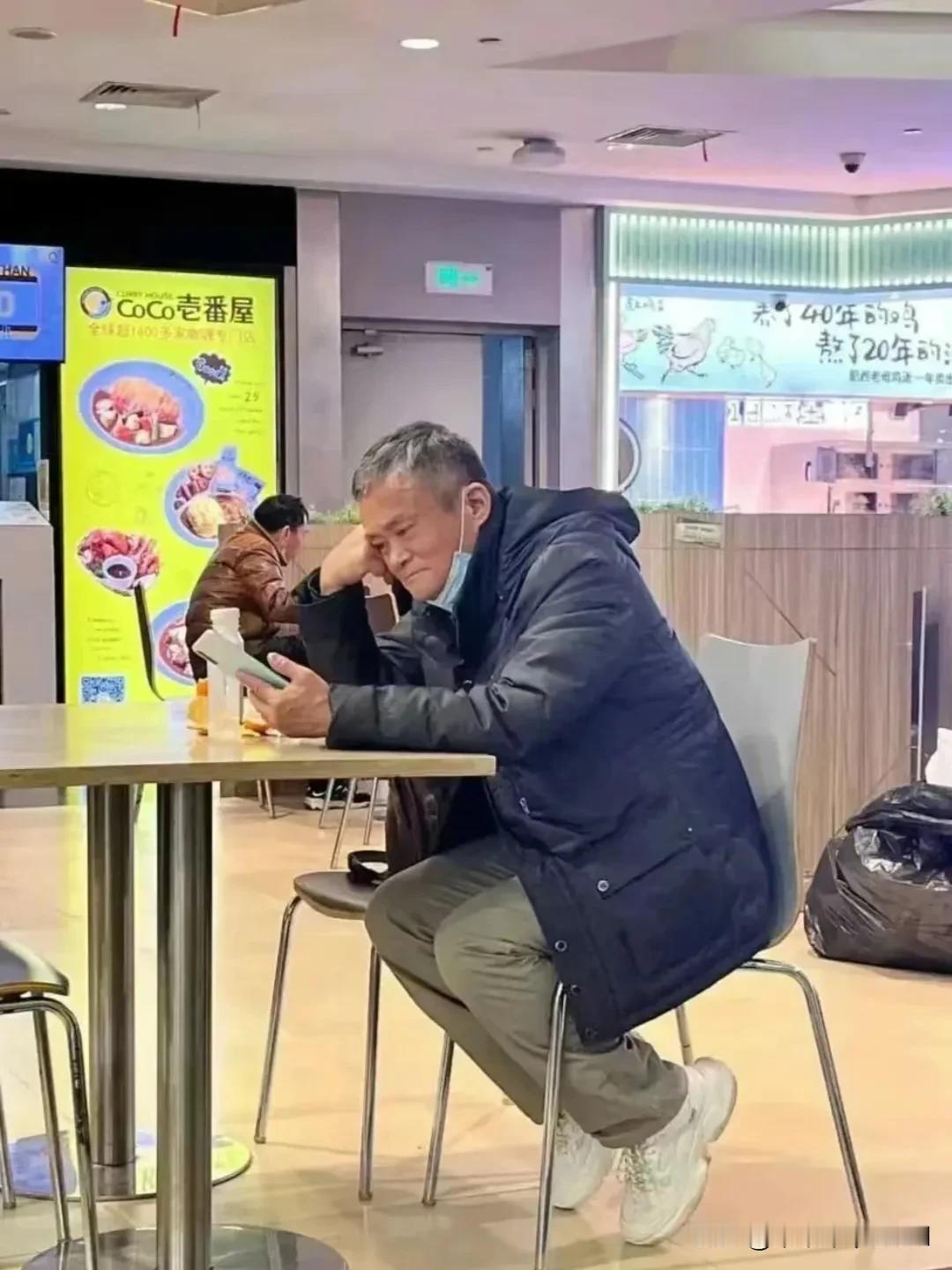 “人间情事一丢，就有了清澈的骨骼”。人说海棠四时花未眠，5时惊醒，却为加班……在