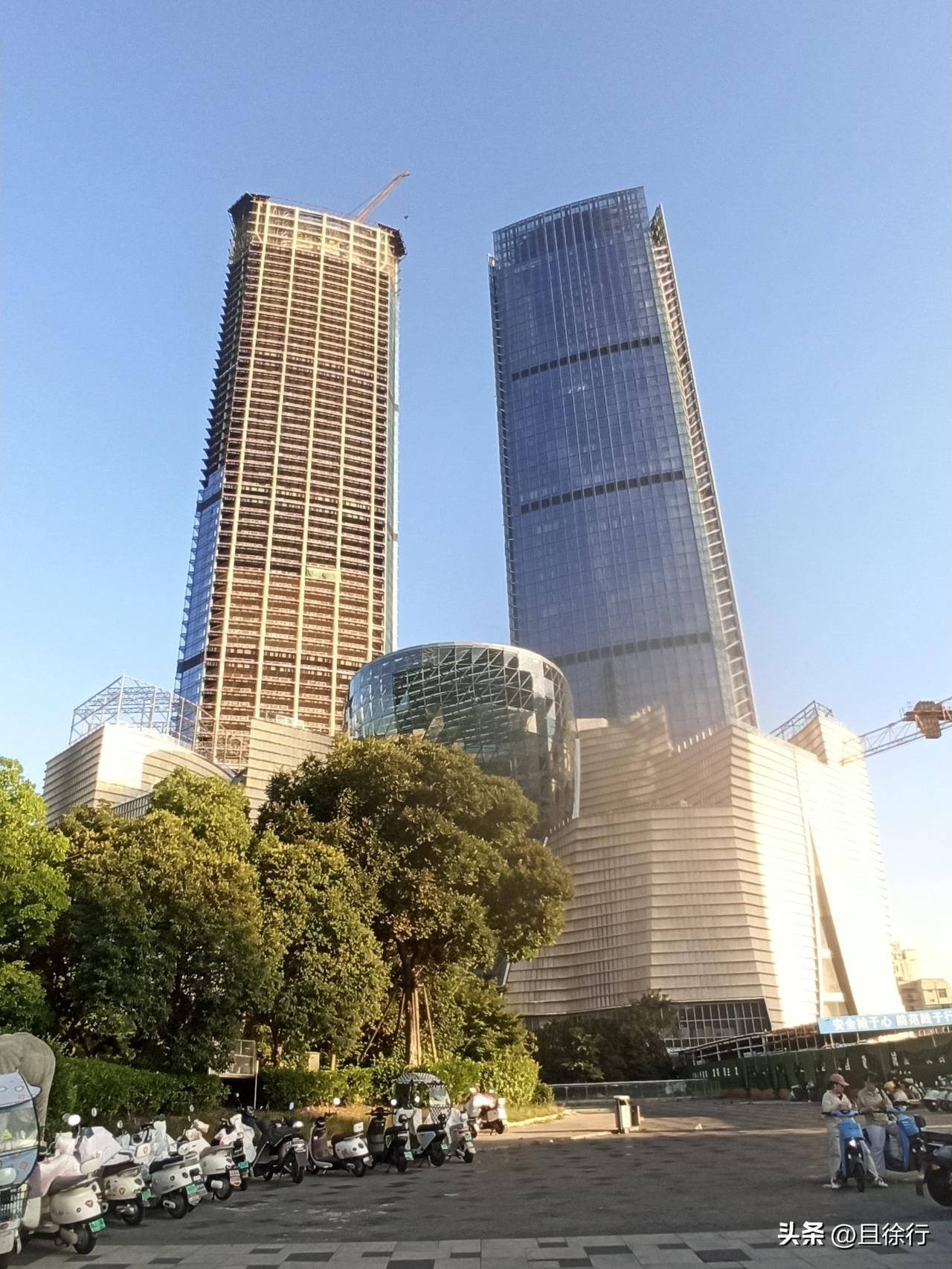 徐州德基开业成谜。原预定今年6月26日开业的徐州德基商业广场，再次推迟，据说改到