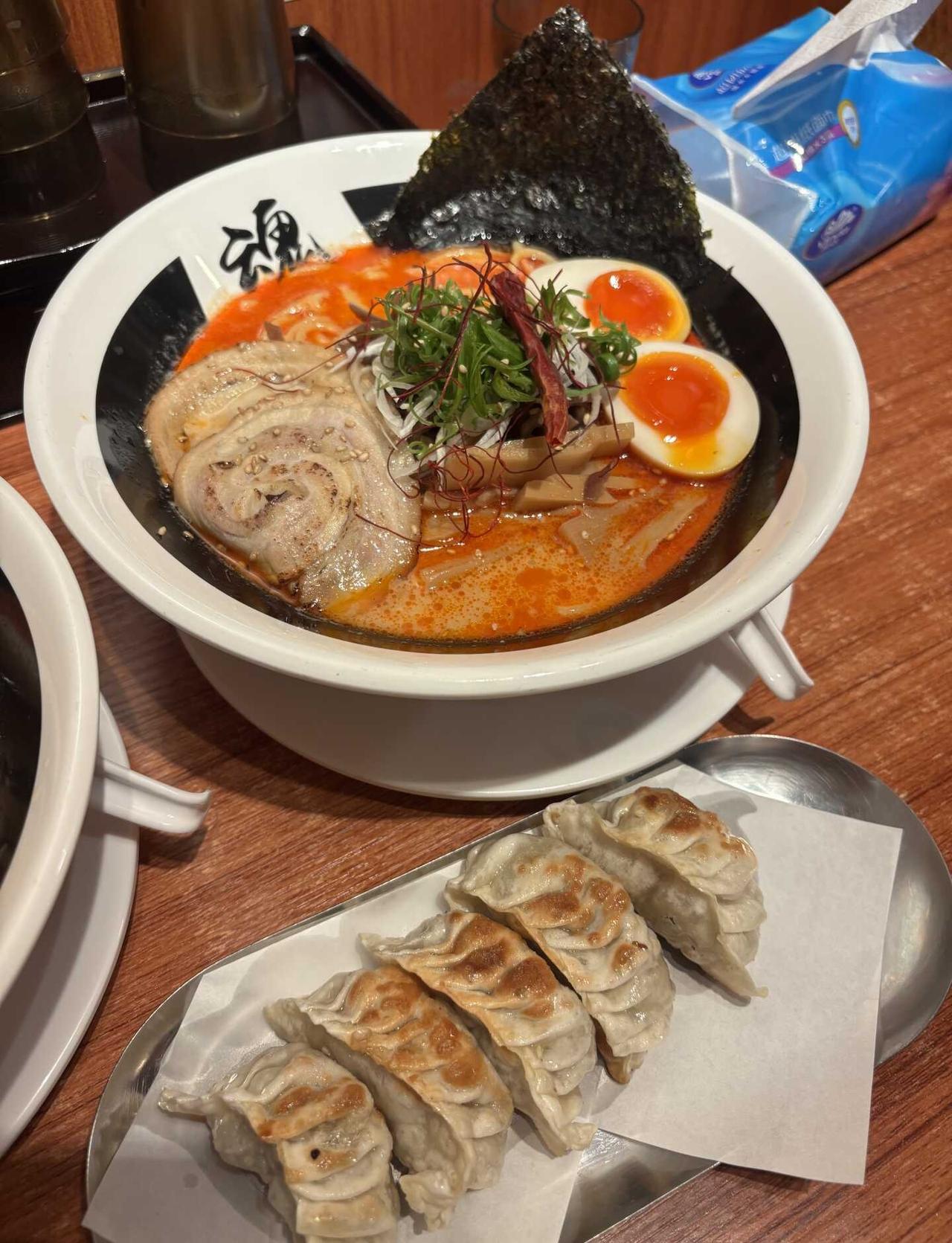 就藏在六运小区里的宝藏拉面店！！
位置就在六运小区里面，非常的好找！这家魂製麵舍