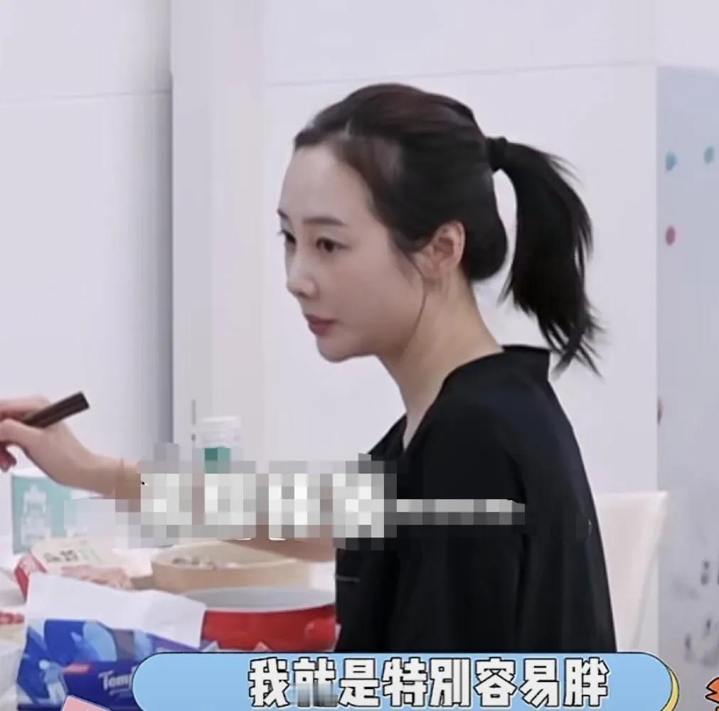 李纯谈起北舞每周都要上秤称体重，说：“我就是特别容易胖，就很焦虑，然后我就去买那