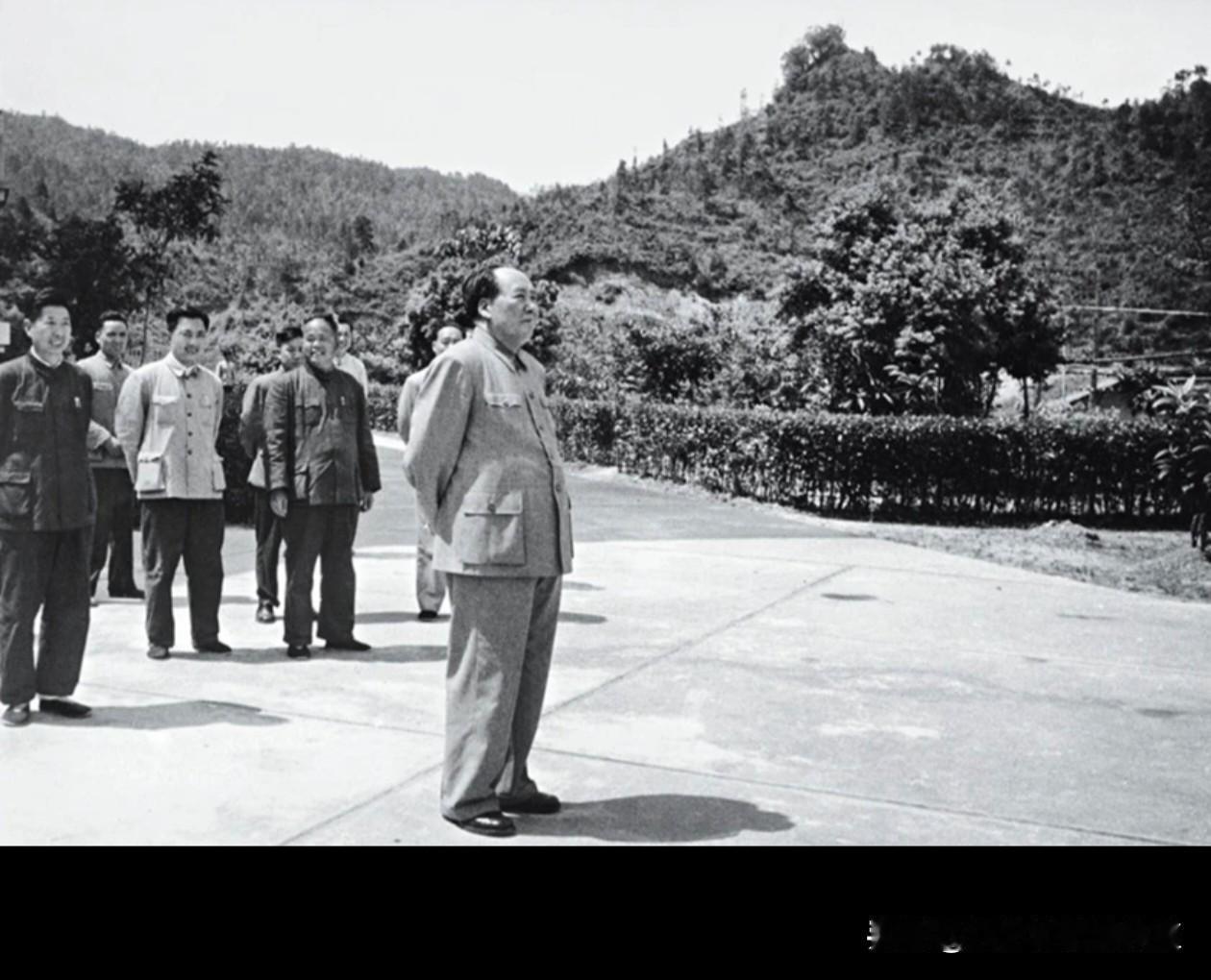 1965年，毛主席重上井冈山，循着往昔革命征途来到茨坪。
望着群山峻岭，回望峥嵘