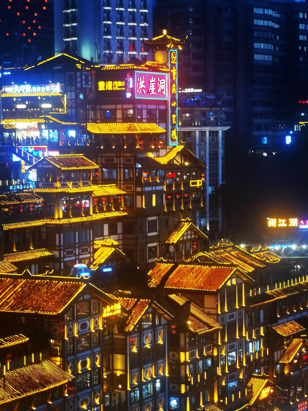 在重庆东水门长江大桥看洪崖洞夜景