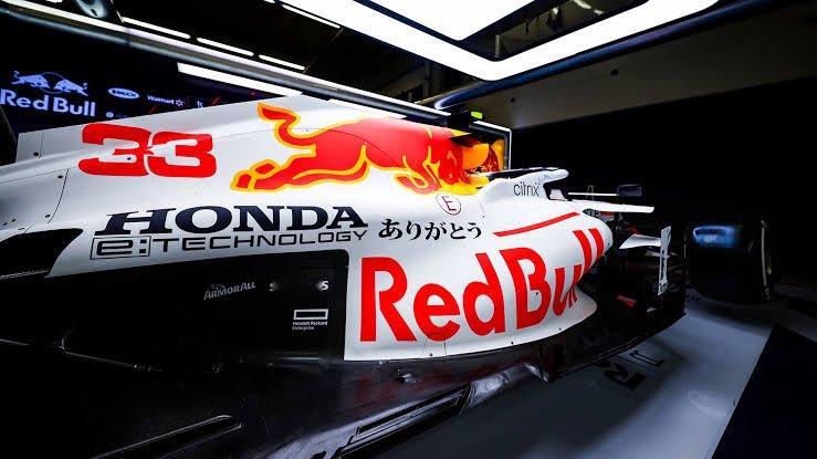F1红牛与本田签署了一份新的协议，后者将继续向红牛提供旧款引擎。这一次签约的背景