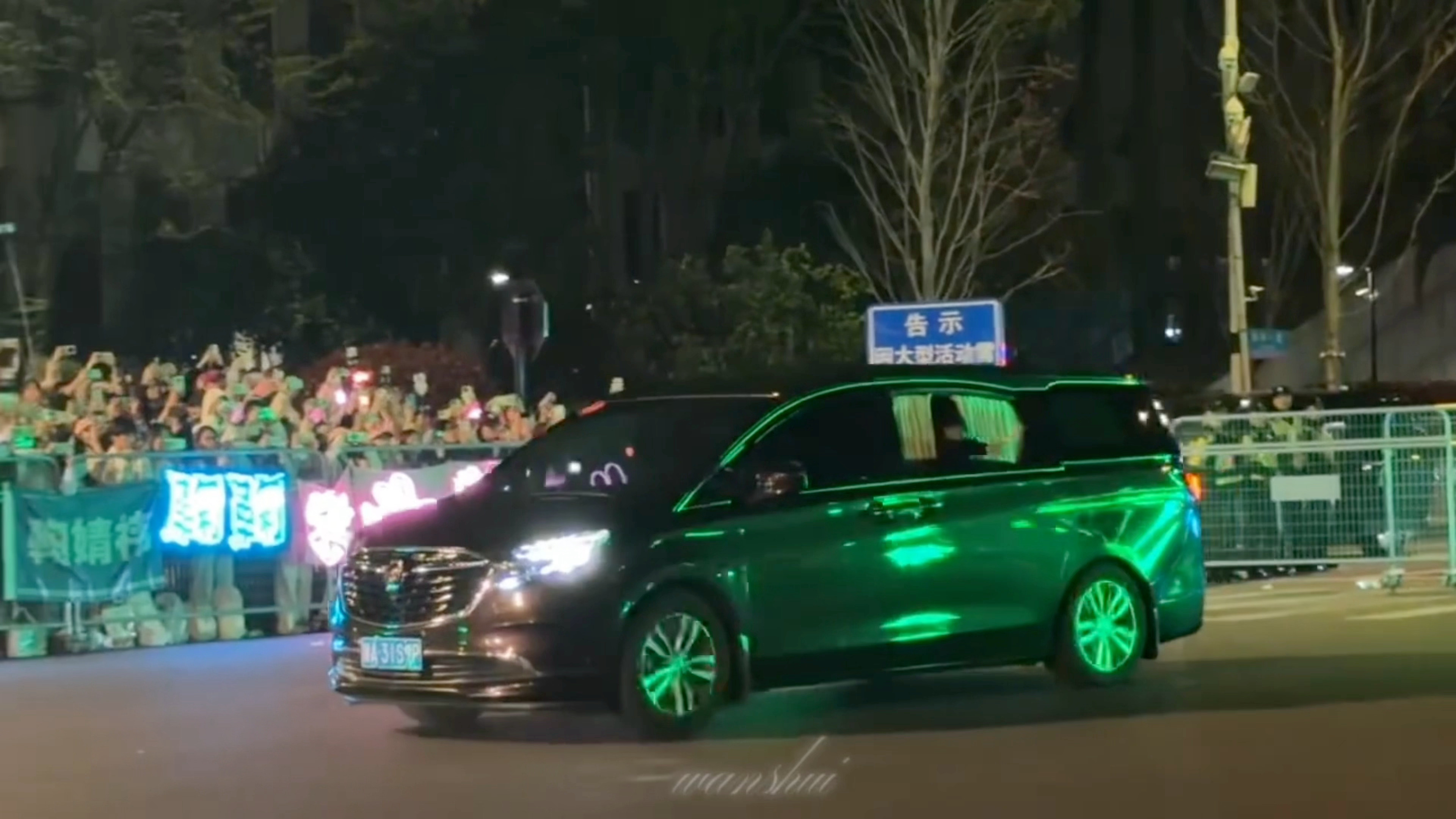 为了给粉丝打招呼，一直在努力地往窗外探身子，宝宝