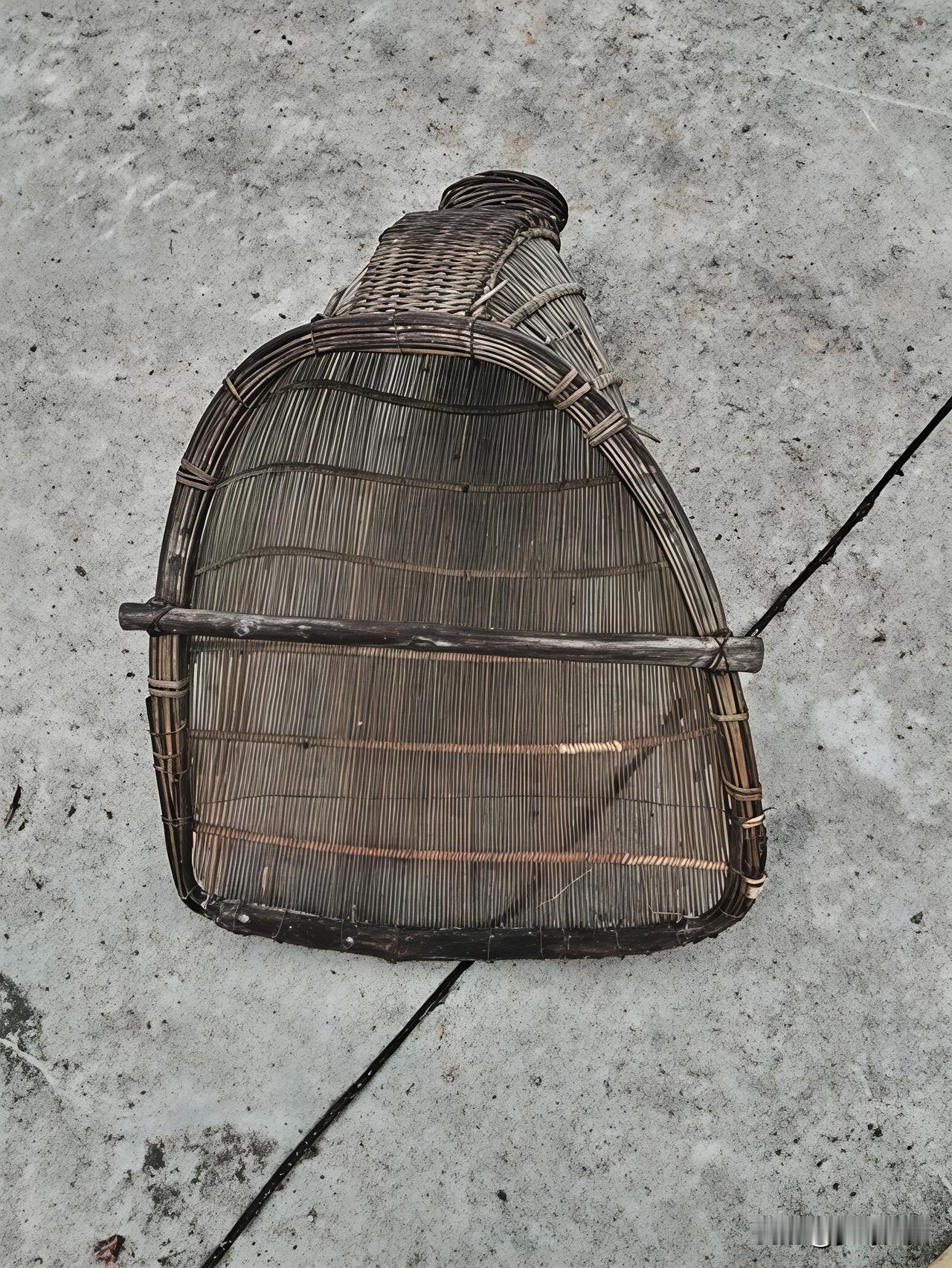 这个老物件问了500多人都不认识它，这是老祖宗们纯手工编制出来的，年代已经很久远