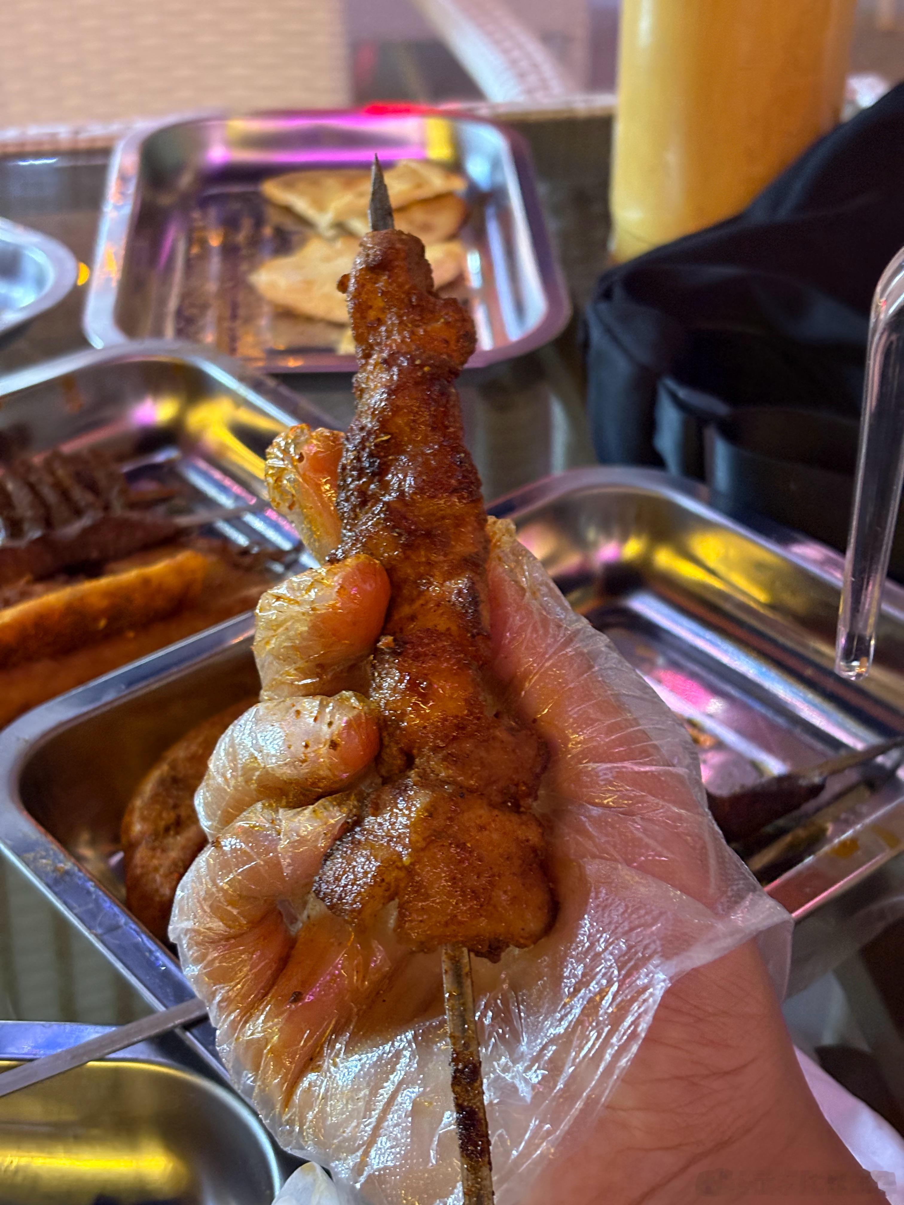 这边的肉串大的离谱……这么大一串才5块…… 张掖·雄关秘烤·嘉峪关烤肉(张掖老街