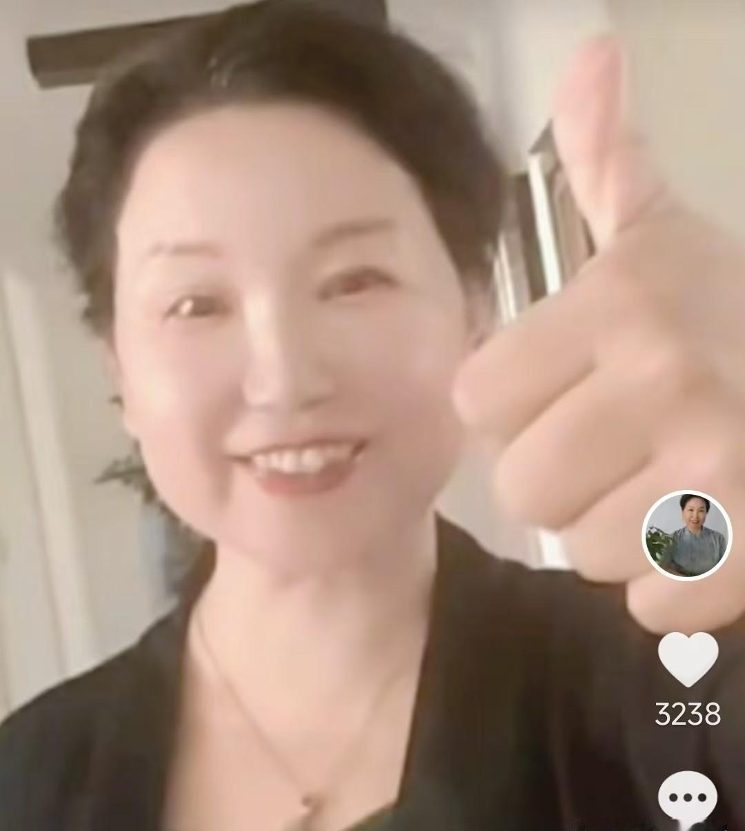 她穿件“清白”卫衣，牵着娃在公园遛弯儿。
花坛还没收，人也没消失。
别人说她要出