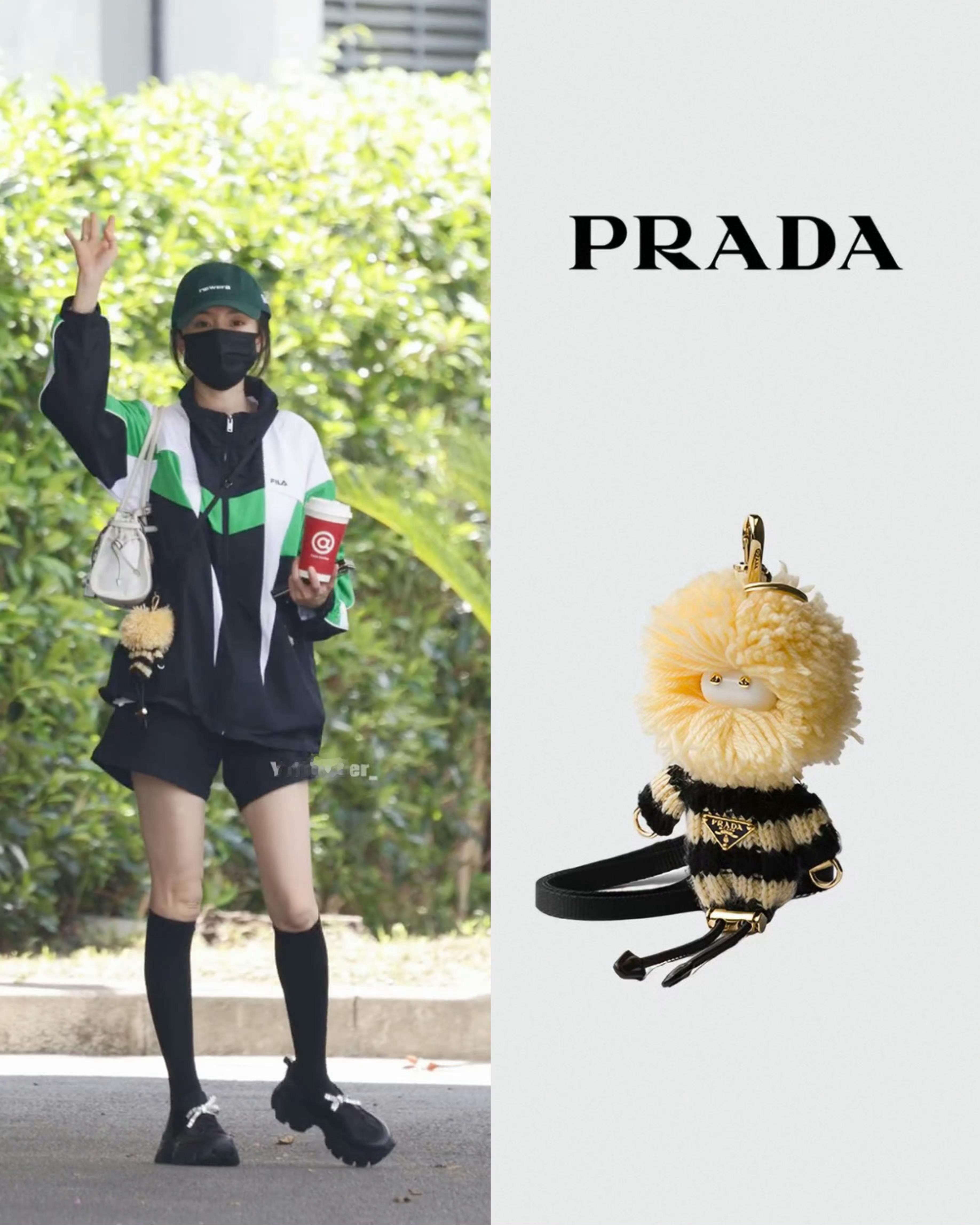 杨幂七夕包上又挂了蜜蜂🦊和🐝双向奔赴的爱想要深入聊继续问智搜 杨幂七夕包上又