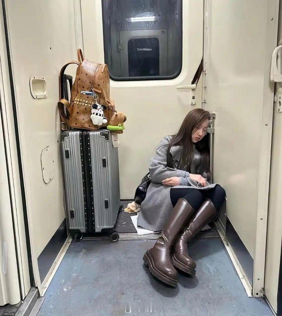 这闺女让人心疼，回家过年的路真的是难，痛并快乐着 