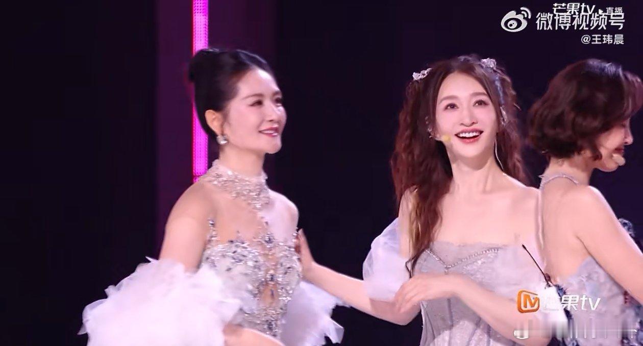 沈月耐心亲爱的客栈 谁懂这种温柔的杀伤力啊！沈月跟着跑不停的宝宝转，一会儿递玩具