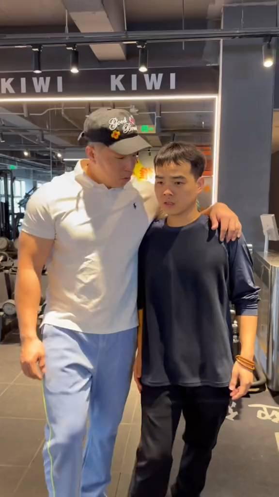 锅沉了，我六十公斤可以。今叔带你好好练练。几片大概？三片60公斤。就这么练。