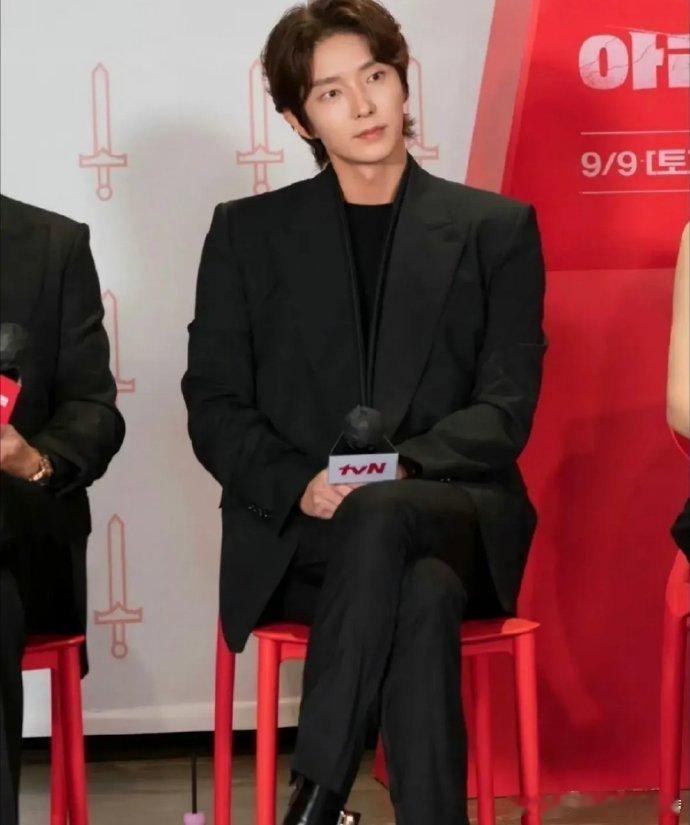 李准基好抗腐，很多韩国男星在这个年龄都已经馒化，而他依旧像个小伙子！！ ​​​