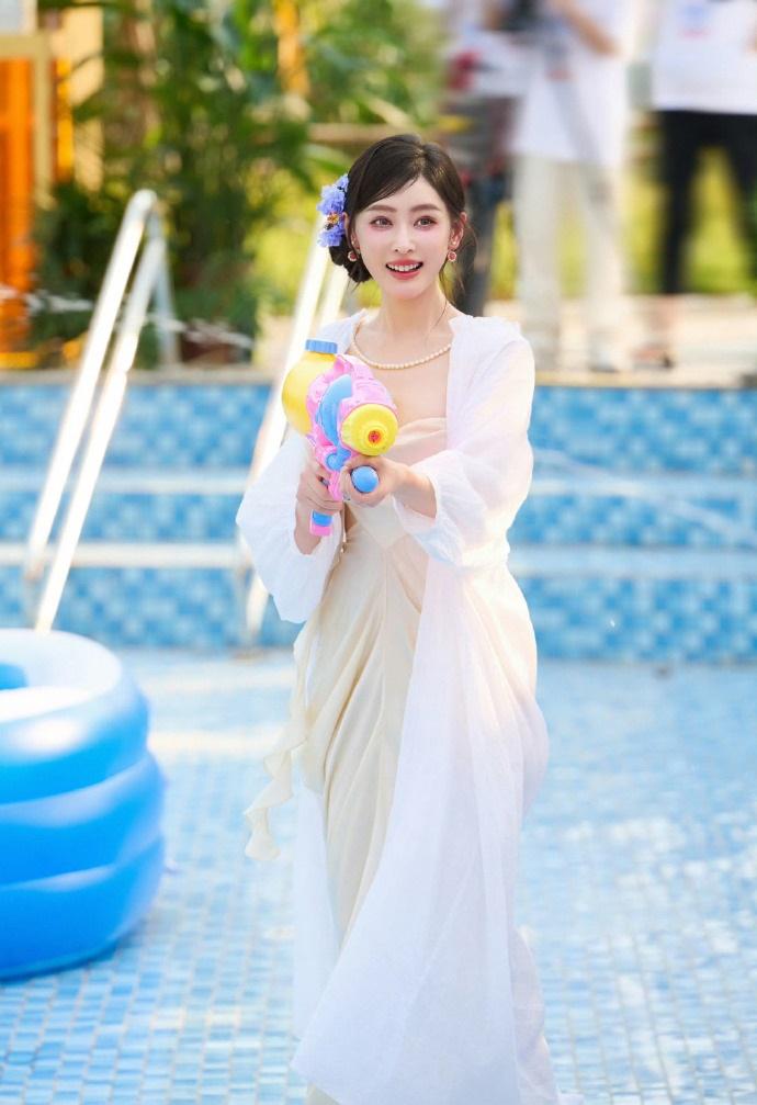 今天张天爱现身西双版纳，她这次搭配的很有女神范儿，看上去也非常的美，像个迷人的春