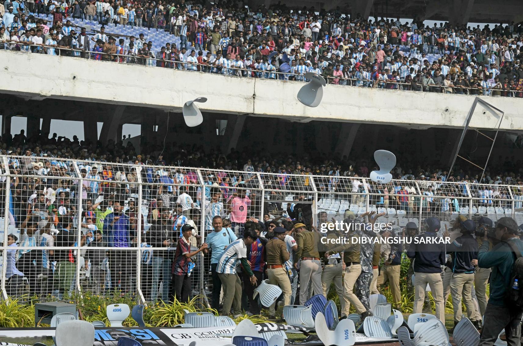 由于主办方在活动组织和管理方面的混乱，梅西被迫提前离场，现场球迷破坏球场设施发泄