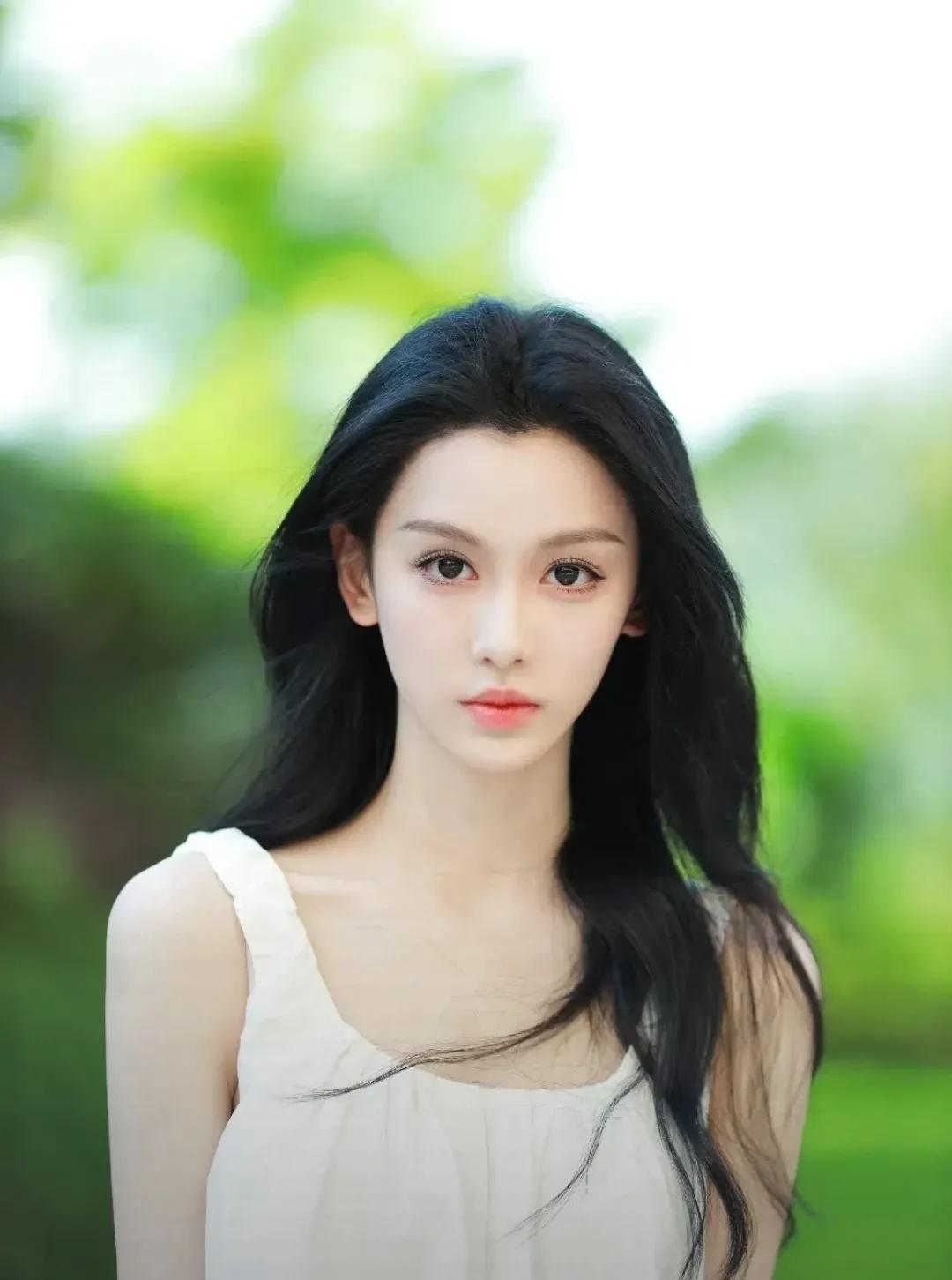 过了30岁，小杨对爱情的态度变得淡然，她不再期待，也不再有焦虑。她相信，有缘自会