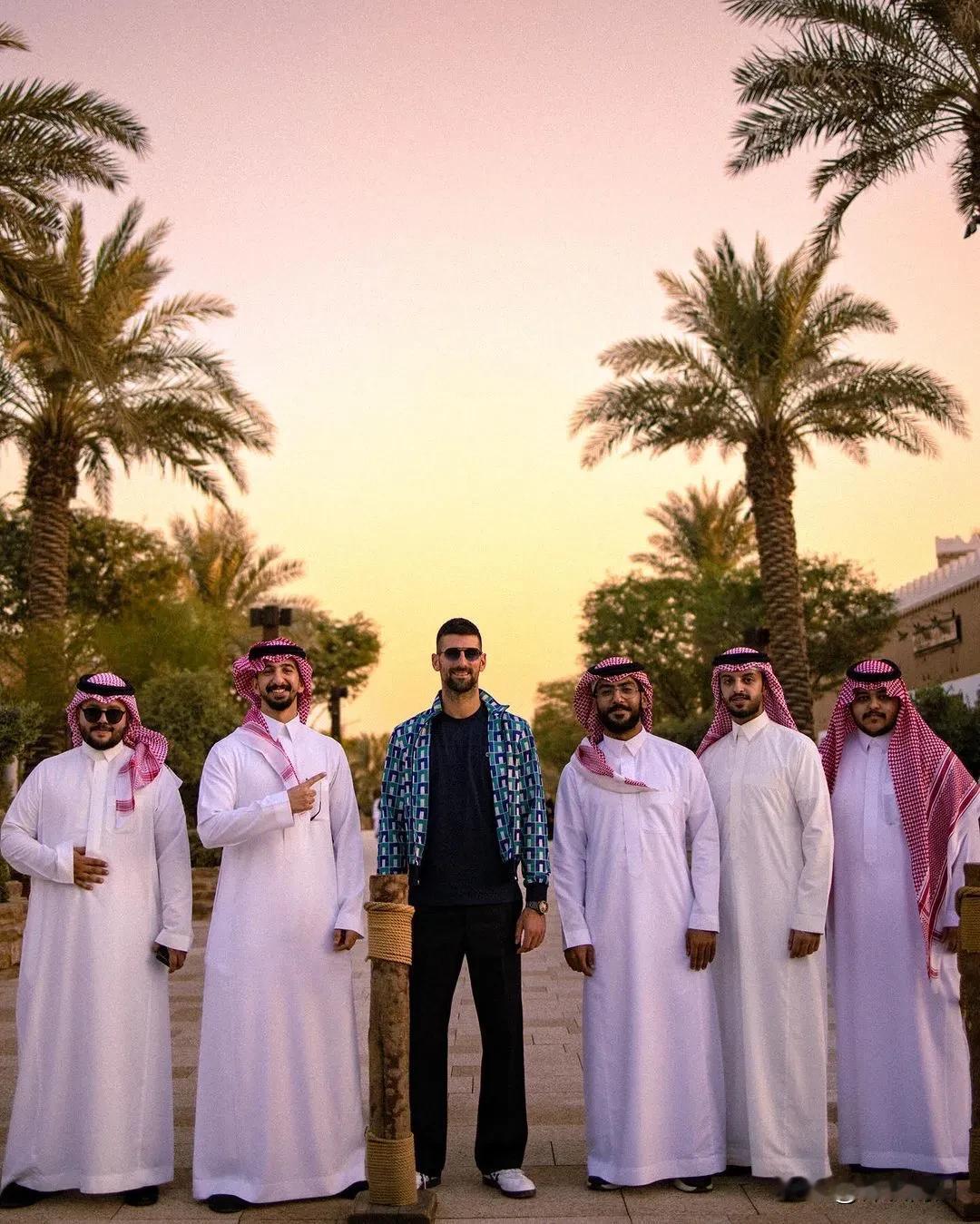 #利雅得六王赛# 德约科维奇顺便度个假。有时觉得像网球选手一年中一直在参加巡回赛