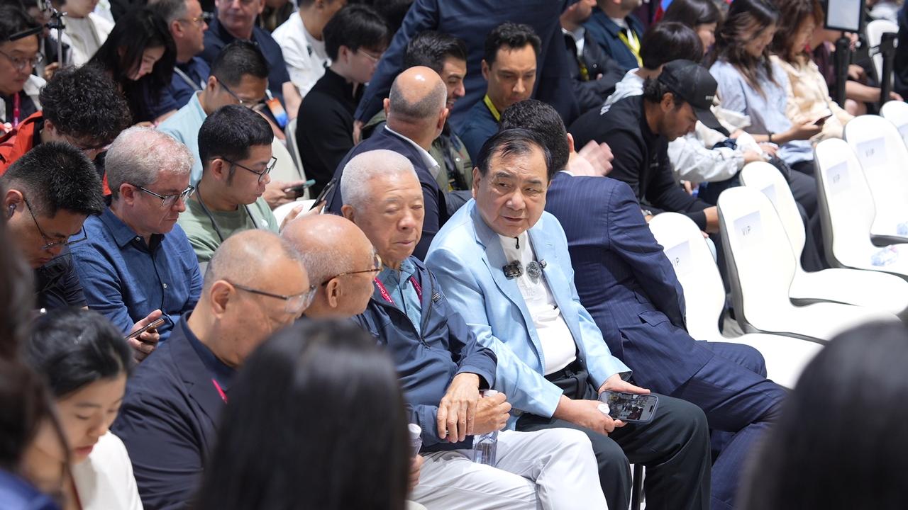 从“仰望西方”到“同台竞技”，中国汽车用三十余年完成了超跑领域的华丽转身，这一蜕