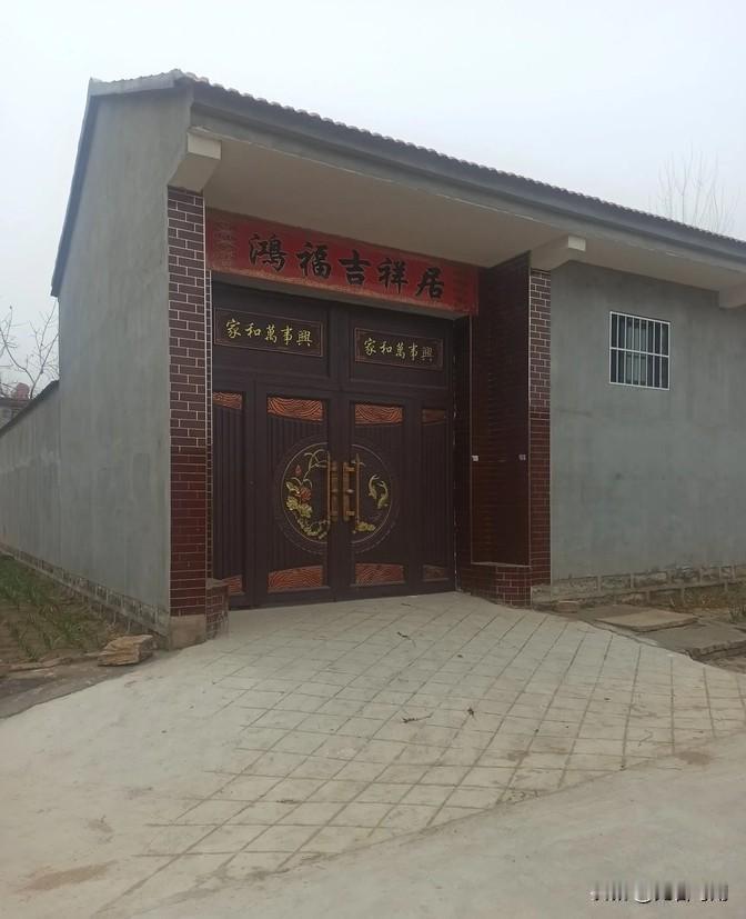 现在村里人有点纠结。

要是手头稍微宽裕点，大家首先想到的就是盖房子。

但其实