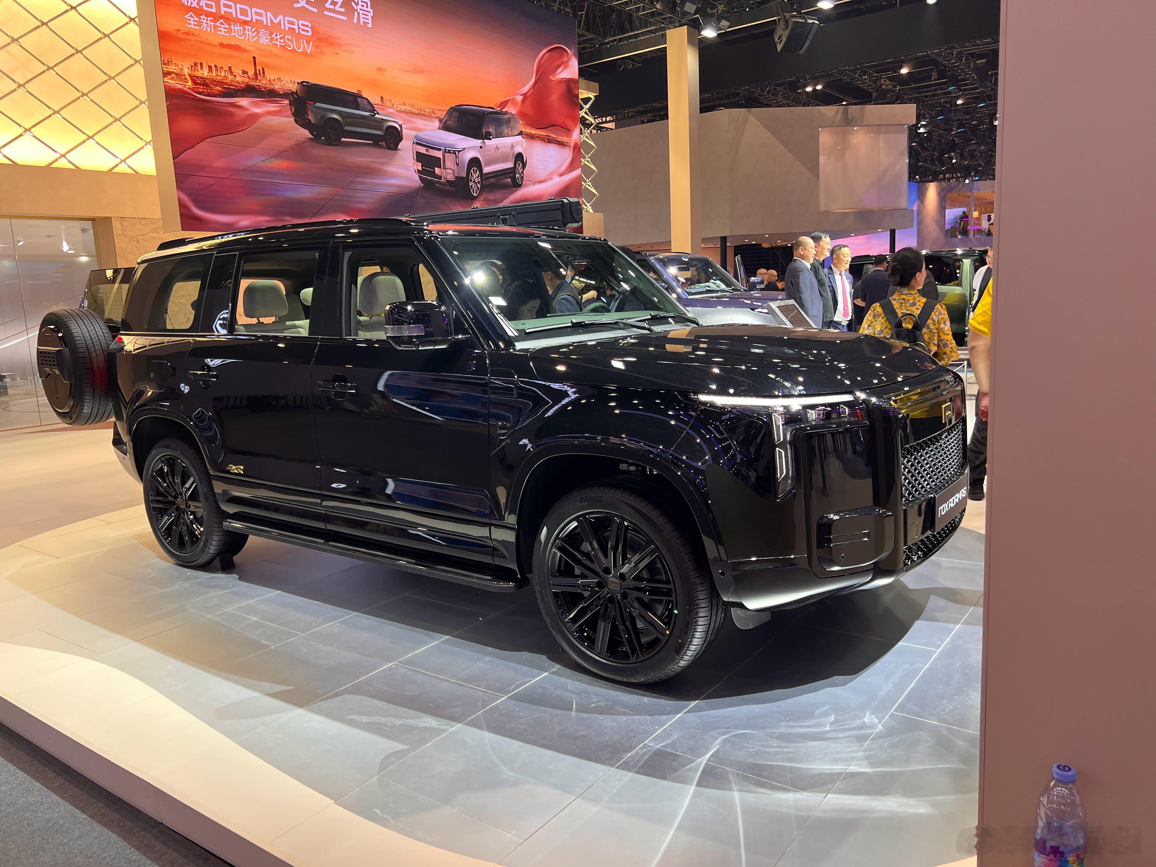 2026北京车展 极石好像是石头科技的？很神奇的展台，五辆车都是同一款……这壶不