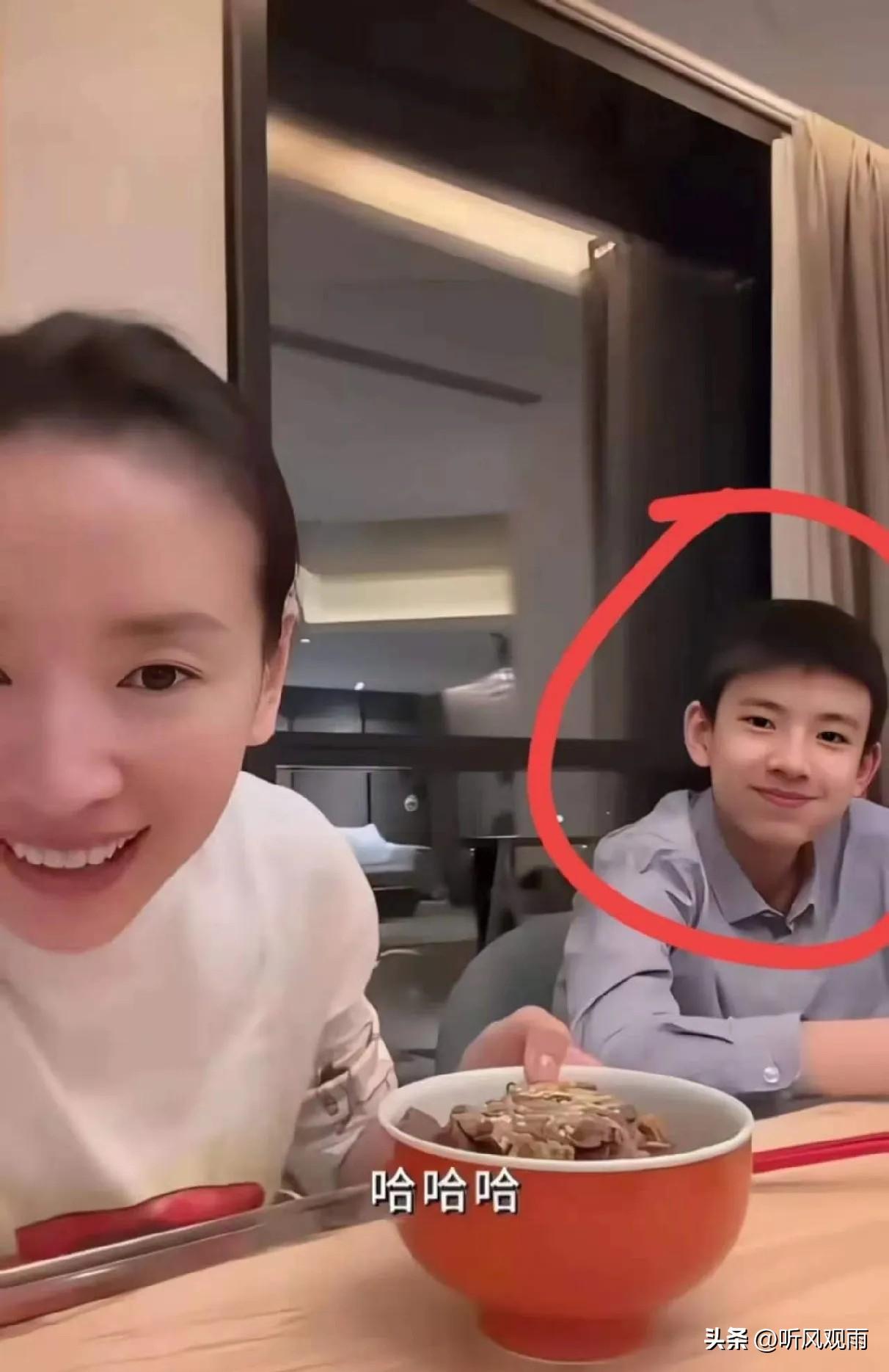 董洁，引发热议。
7月14日，46岁的董洁，冲上热搜，这一次，不是哭诉儿子叛逆，