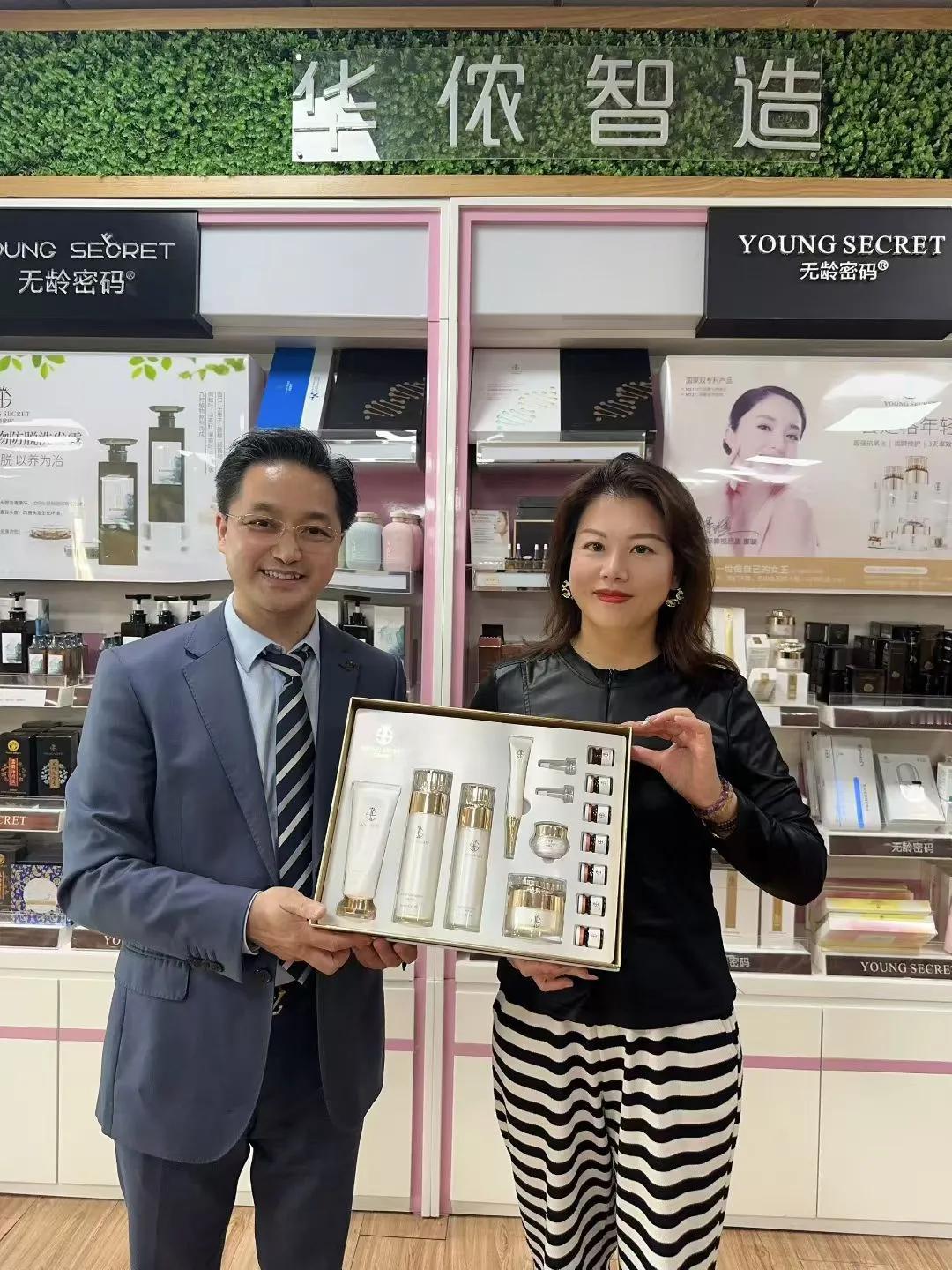 采访华侬集团董事长、“无龄密码”创始人——丘桂荣，在美妆产业的浪潮中，丘桂荣以客