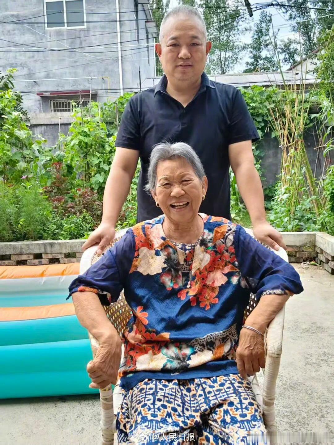 【1张格外温柔的停业告示】“因慈母想儿，故回乡绕膝陪伴。待到秋风起、落叶黄，盼君