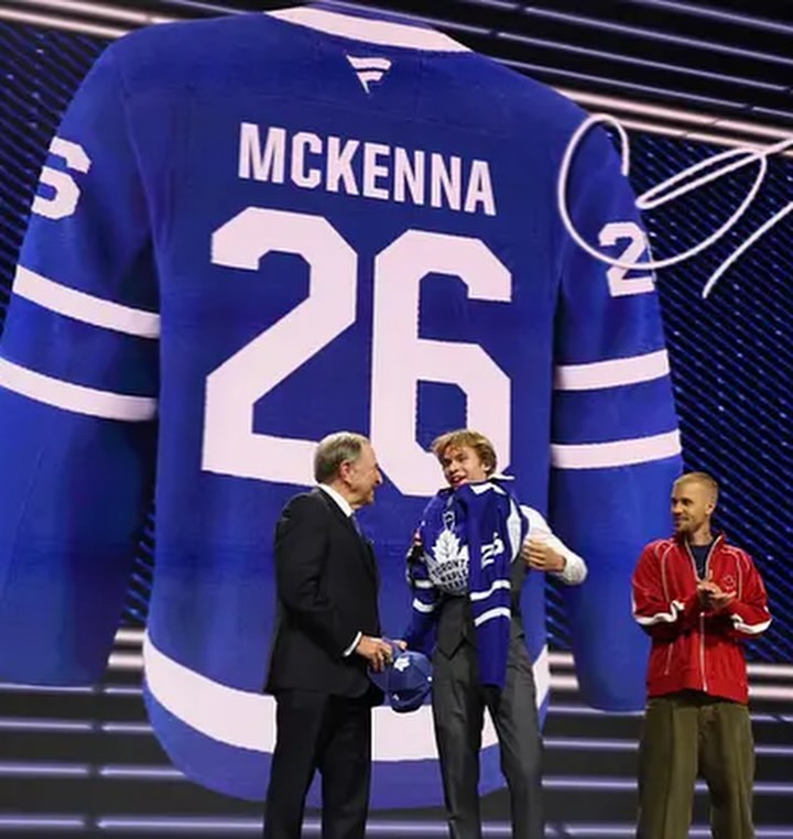 【IG】分享和加文·麦肯纳合照NHL Draft 2026 🏒 