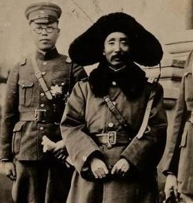 一次，张作霖正在面试4个保镖，突然，后院有人大喊：“抓刺客。”其中3人飞快地跑向