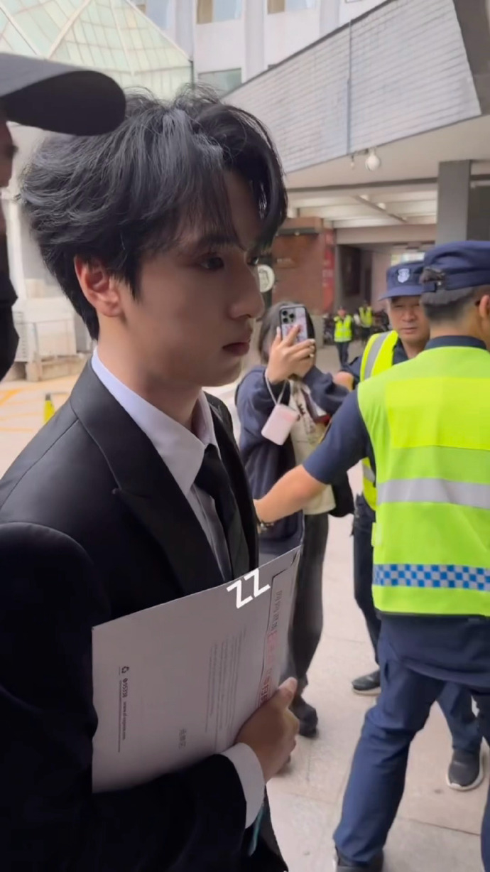 严浩翔正装参加答辩 严浩翔正装参加答辩咯，简单的西装也被穿得很帅气，祝答辩顺利。