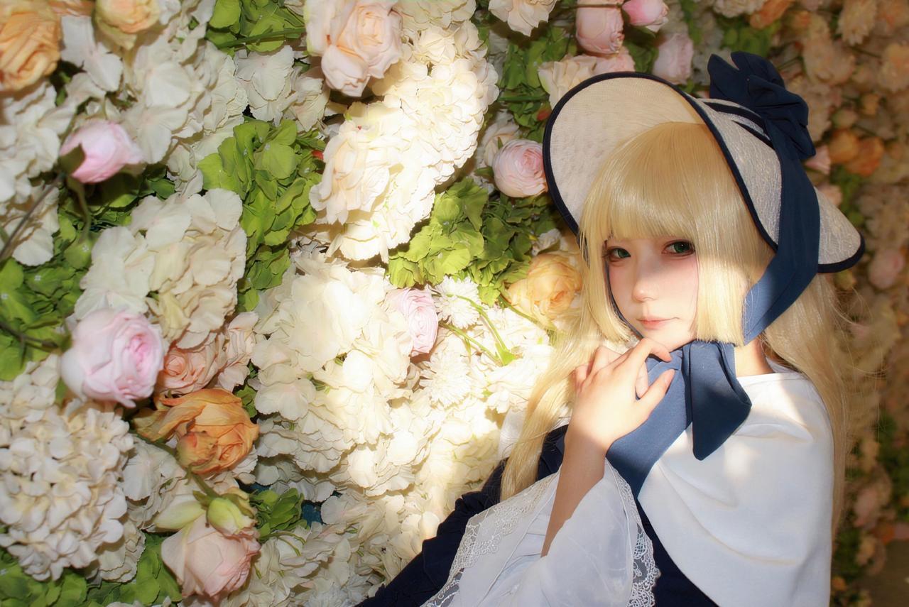 试用浪漫涂抹光阴，
或者以风姿装点生活。
cos