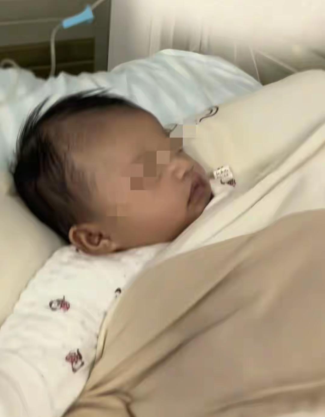 今年2月，贵州发生了一件让人气愤的事儿。一名奶奶在照顾一个多月的孙子时，居然把白