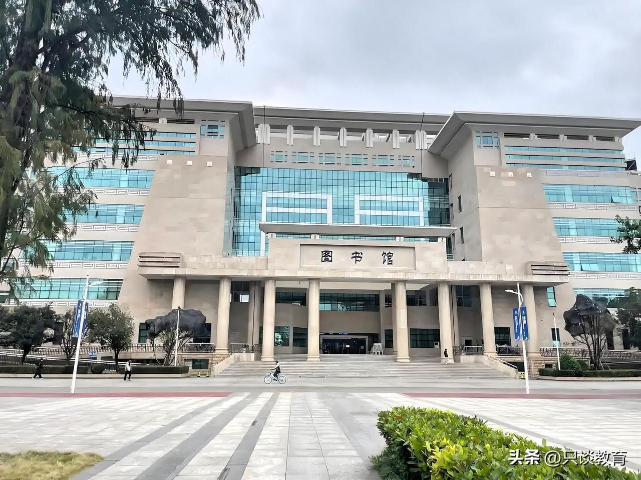 博士毕业，要尽量要争取留校任教，
或者去自己读过本科或硕士的母校，
这肯定要比去