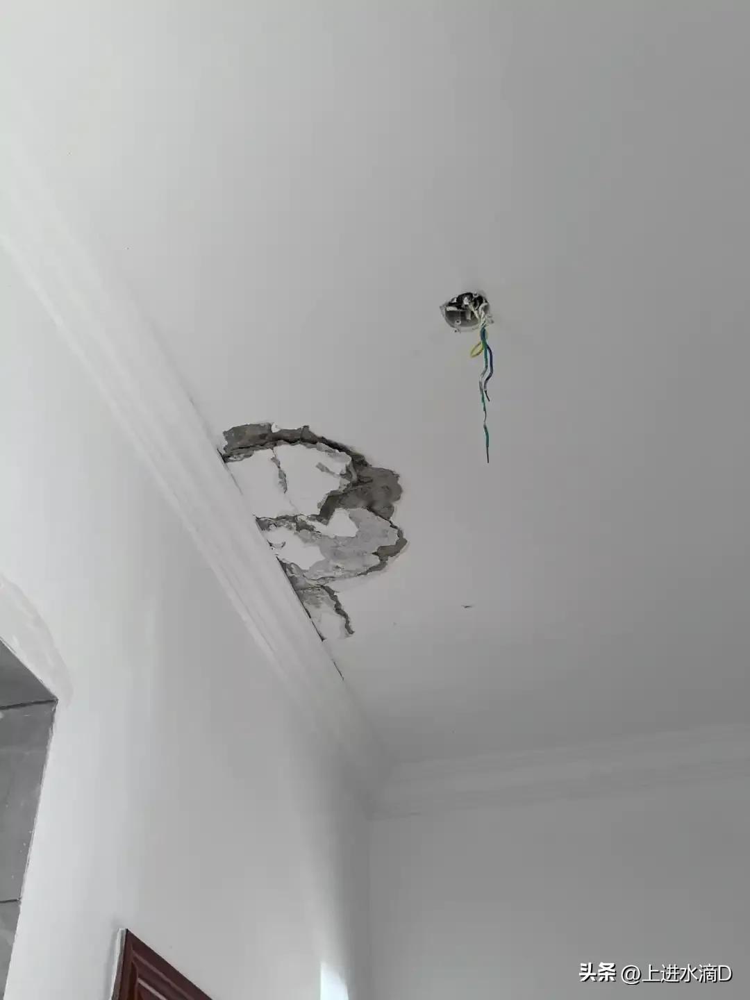 坐在家中发现天花板被钻穿，透过孔看到的是楼上人家。原来楼上的一家请人装修，不慎竟